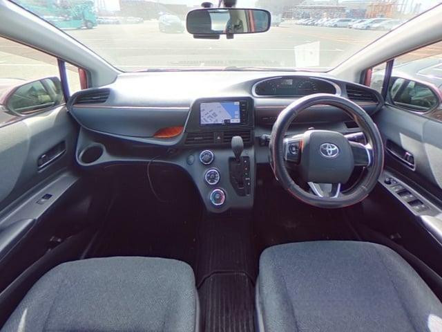 Toyota Sienta 2015 (3)