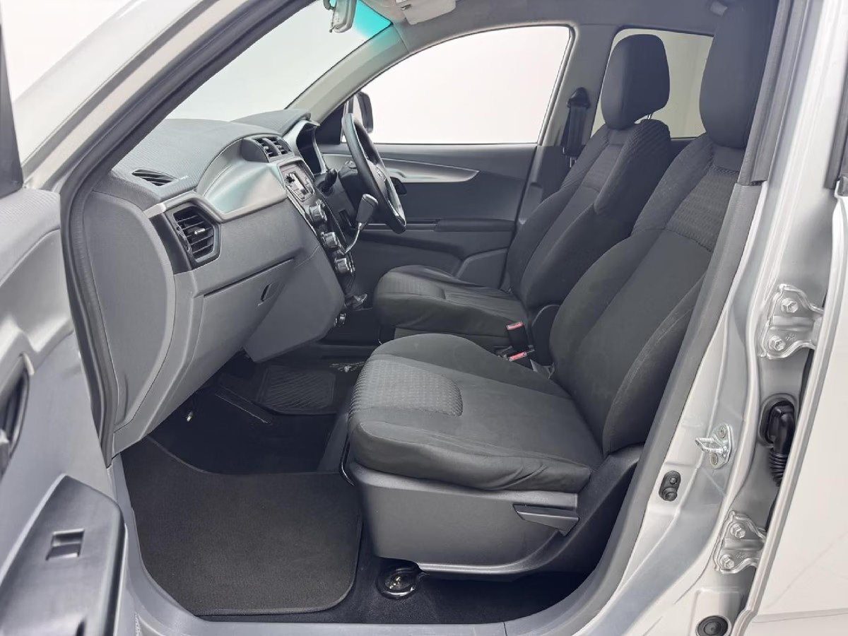 Mahindra KUV 100 2018 (4)