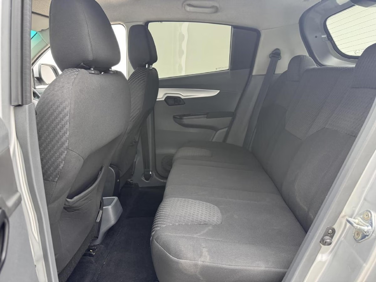 Mahindra KUV 100 2018 (5)