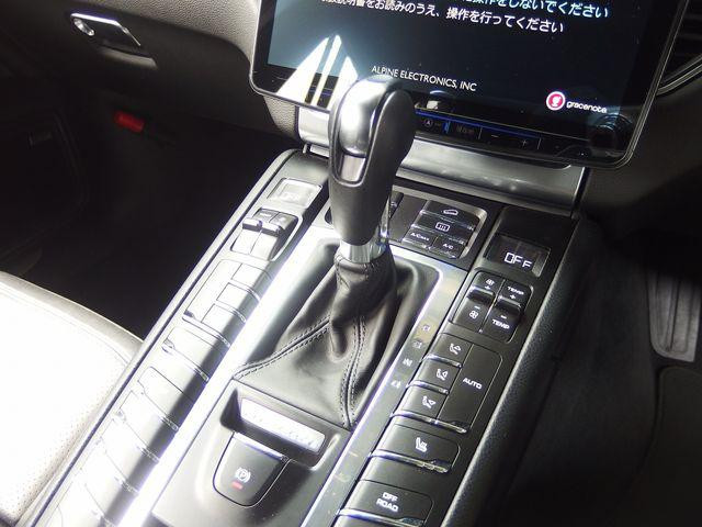 Porsche Macan Turbo 2015 (8)