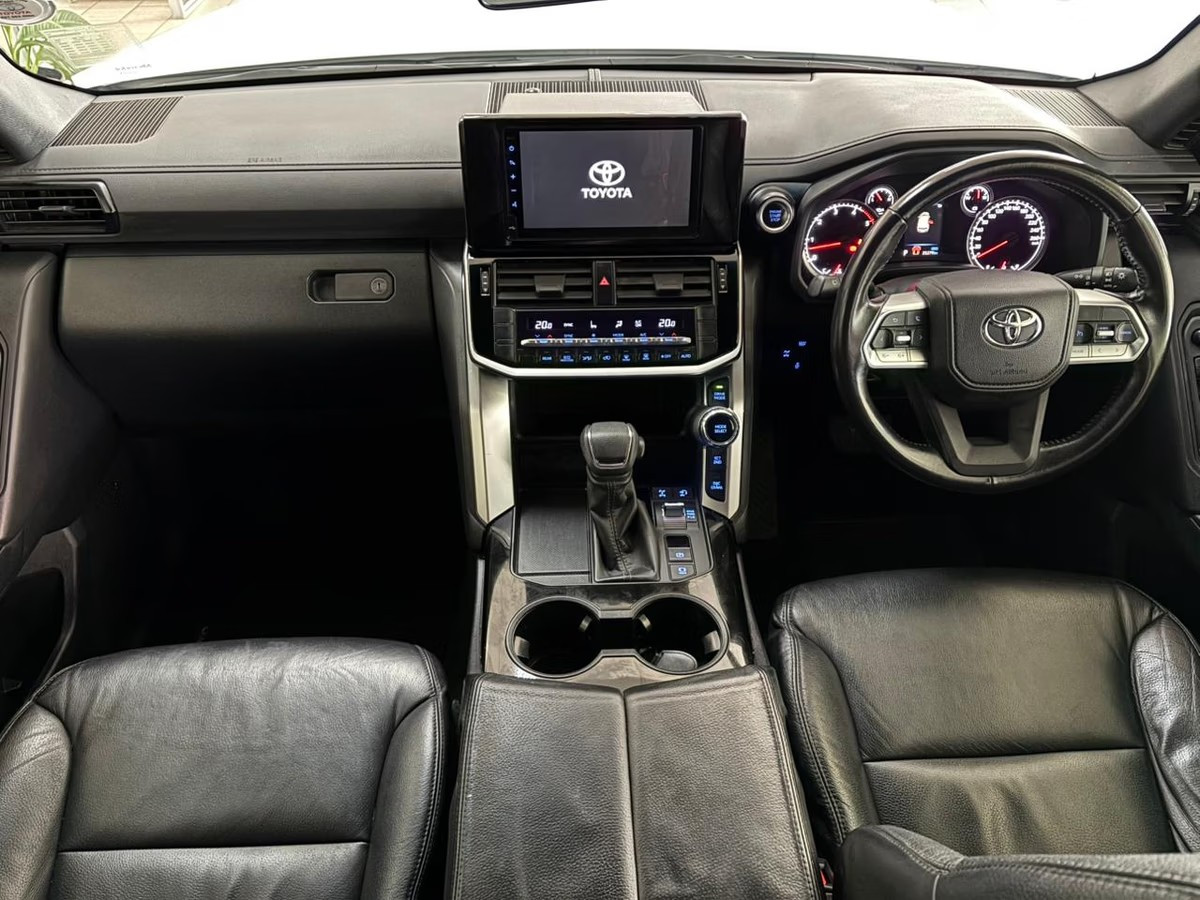 Toyota Land Cruiser 300 2023 (6)