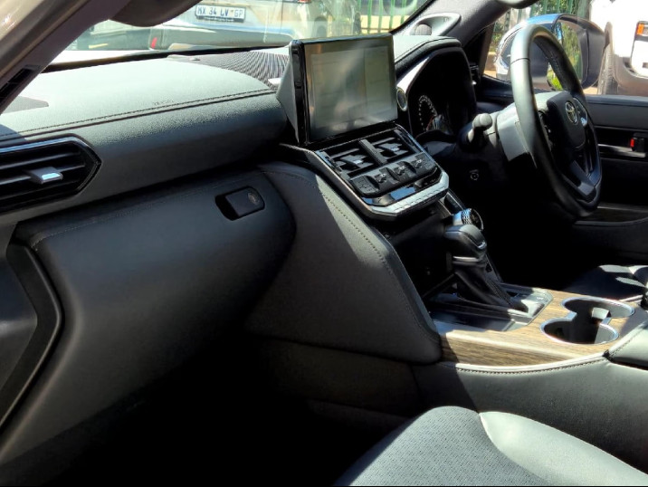 Toyota Land Cruiser 300 2024 (5)