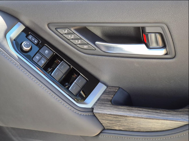 Toyota Land Cruiser 300 2024 (8)