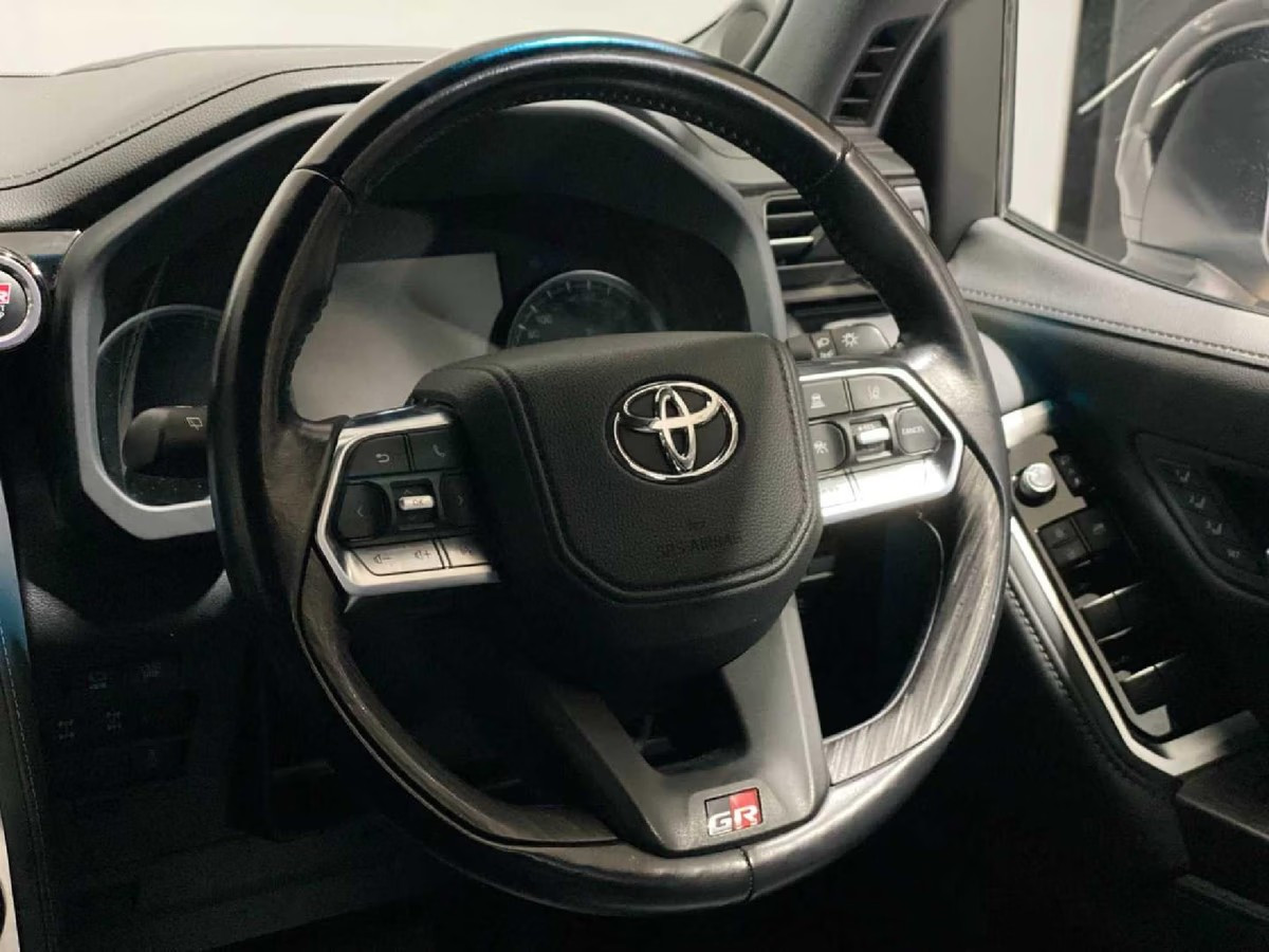 Toyota Land Cruiser 300 2022 (7)