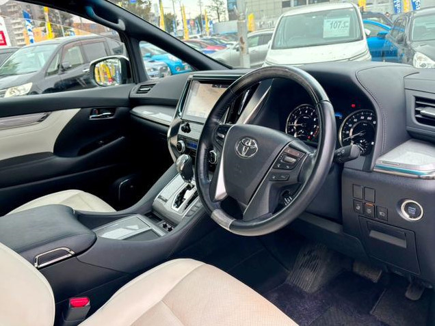 Toyota Vellfire 2018 (9)