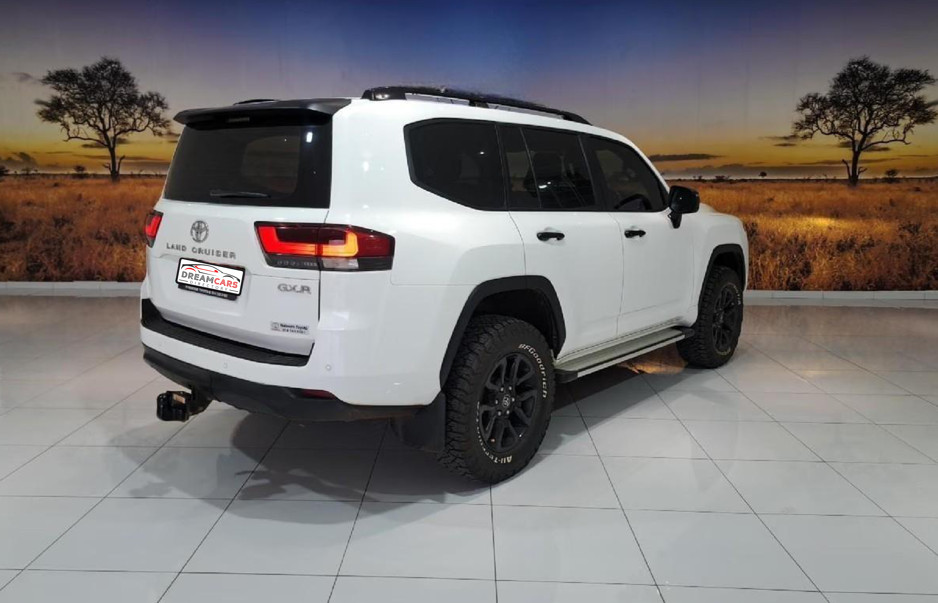 Toyota Land Cruiser 300 2023 (5)