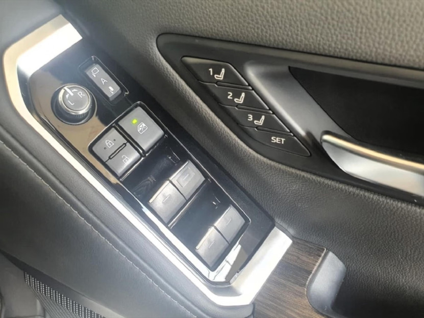 Toyota Land Cruiser 300 2025 (6)