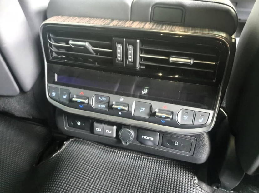 Toyota Land Cruiser 300 2025 (9)