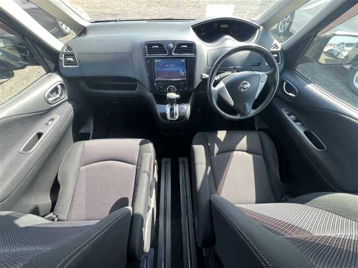 Nissan Serena 2011 (5)