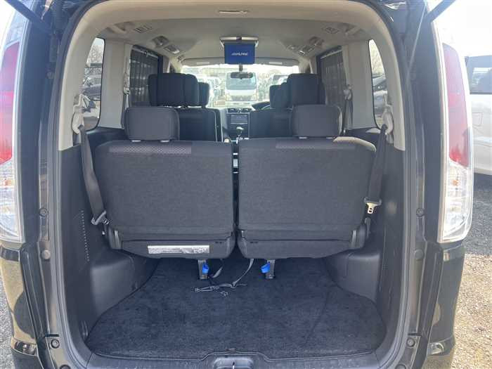 Nissan Serena 2011 (10)