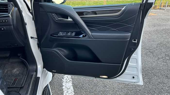 Lexus LX 570 2018 (6)