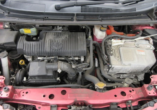 Toyota Sienta Hybrid 2015 (4)