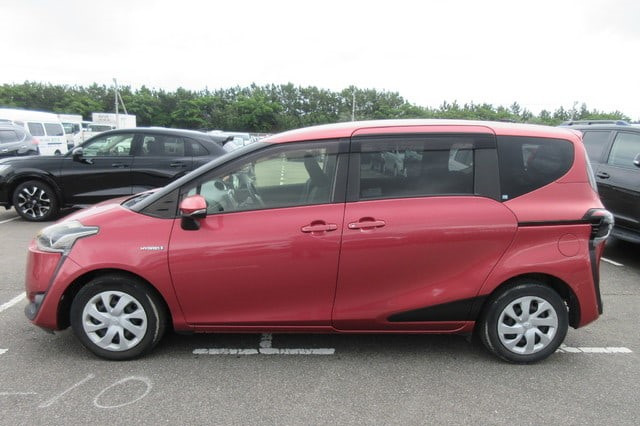 Toyota Sienta Hybrid 2015 (2)
