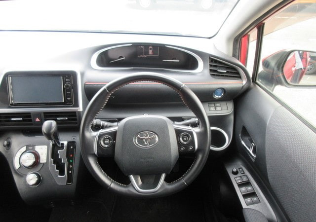 Toyota Sienta Hybrid 2015 (9)