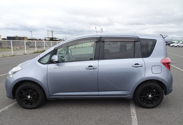 Toyota Ractis 2005 (2)