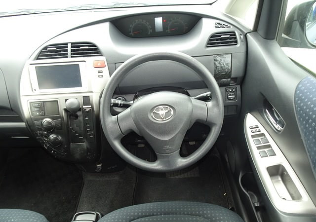 Toyota Ractis 2005 (7)