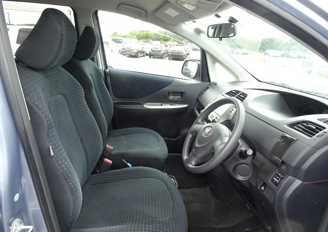 Toyota Ractis 2005 (5)