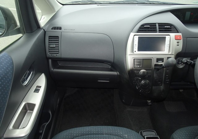 Toyota Ractis 2005 (8)