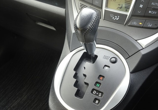 Toyota Ractis 2012 (8)