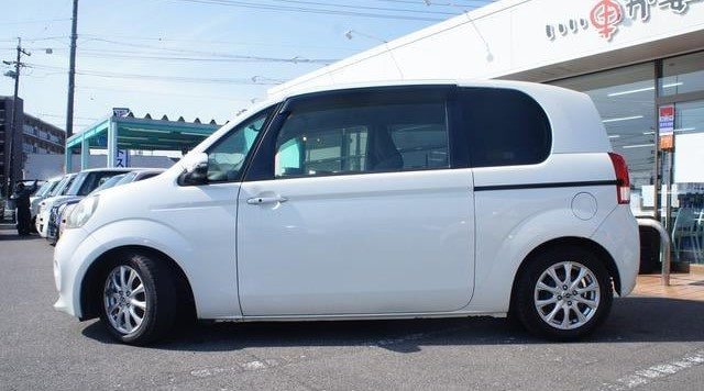 Toyota Porte 2013 (2)
