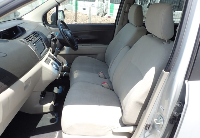 Toyota Passo Sette 2009 (5)