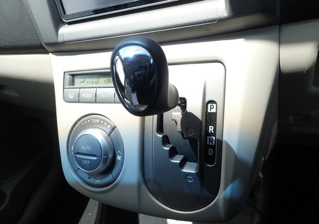 Toyota Passo Sette 2009 (8)