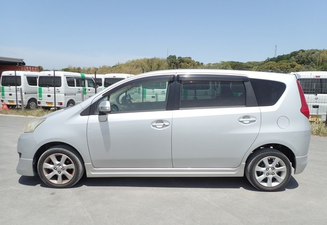 Toyota Passo Sette 2009 (2)