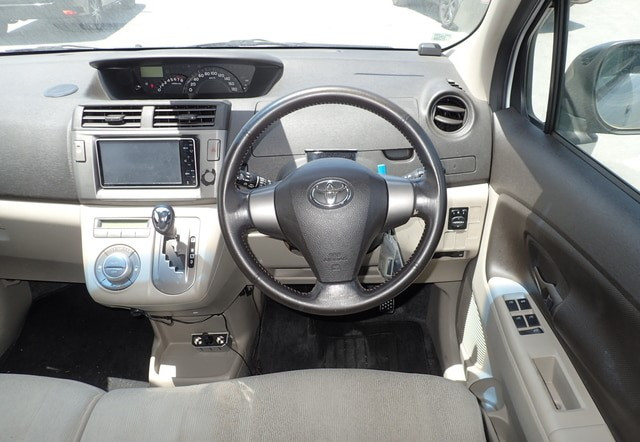 Toyota Passo Sette 2009 (6)