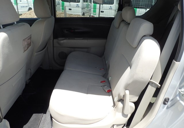 Toyota Passo Sette 2009 (9)