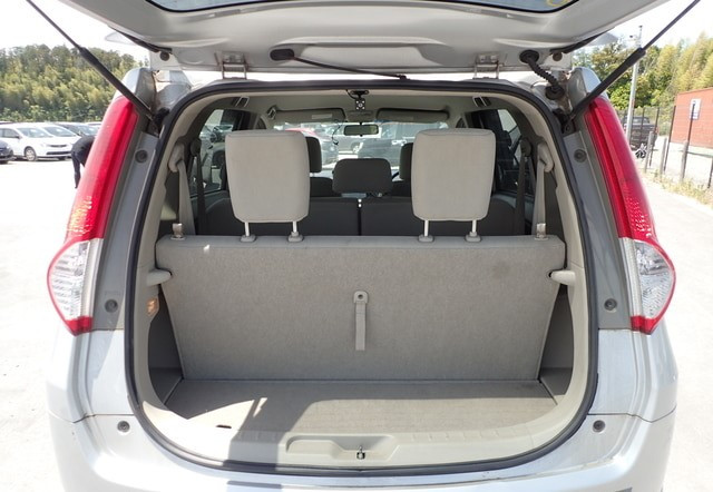 Toyota Passo Sette 2009 (10)