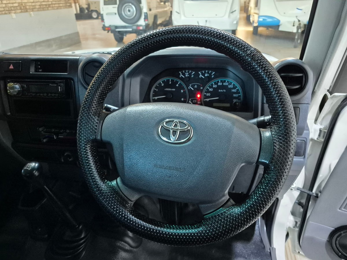 Toyota Land Cruiser 79 2015 (3)