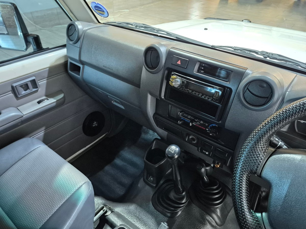 Toyota Land Cruiser 79 2015 (5)