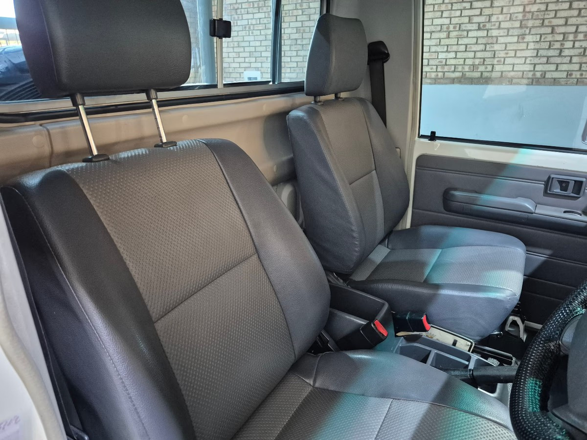 Toyota Land Cruiser 79 2015 (6)