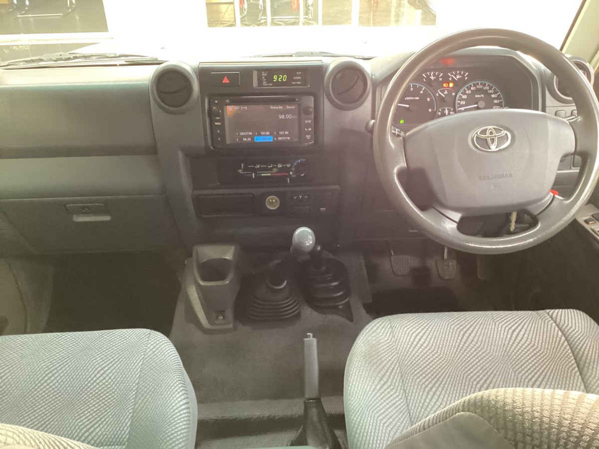 Toyota Land Cruiser 79 2016 (7)