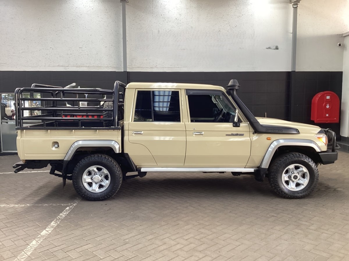 Toyota Land Cruiser 79 2016 (2)