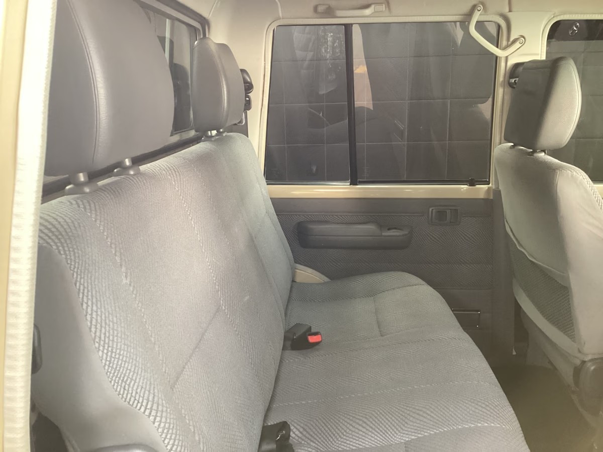 Toyota Land Cruiser 79 2016 (10)