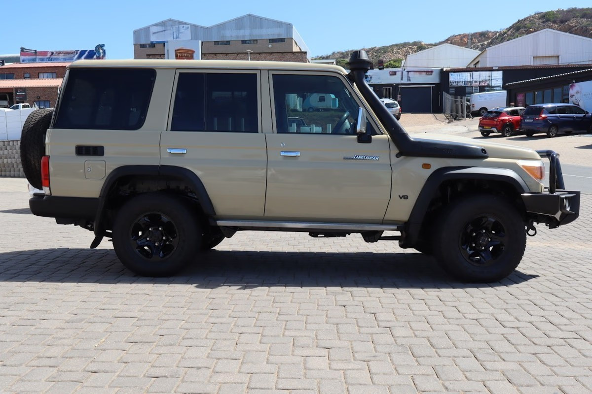 Toyota Land Cruiser 76 2015 (2)