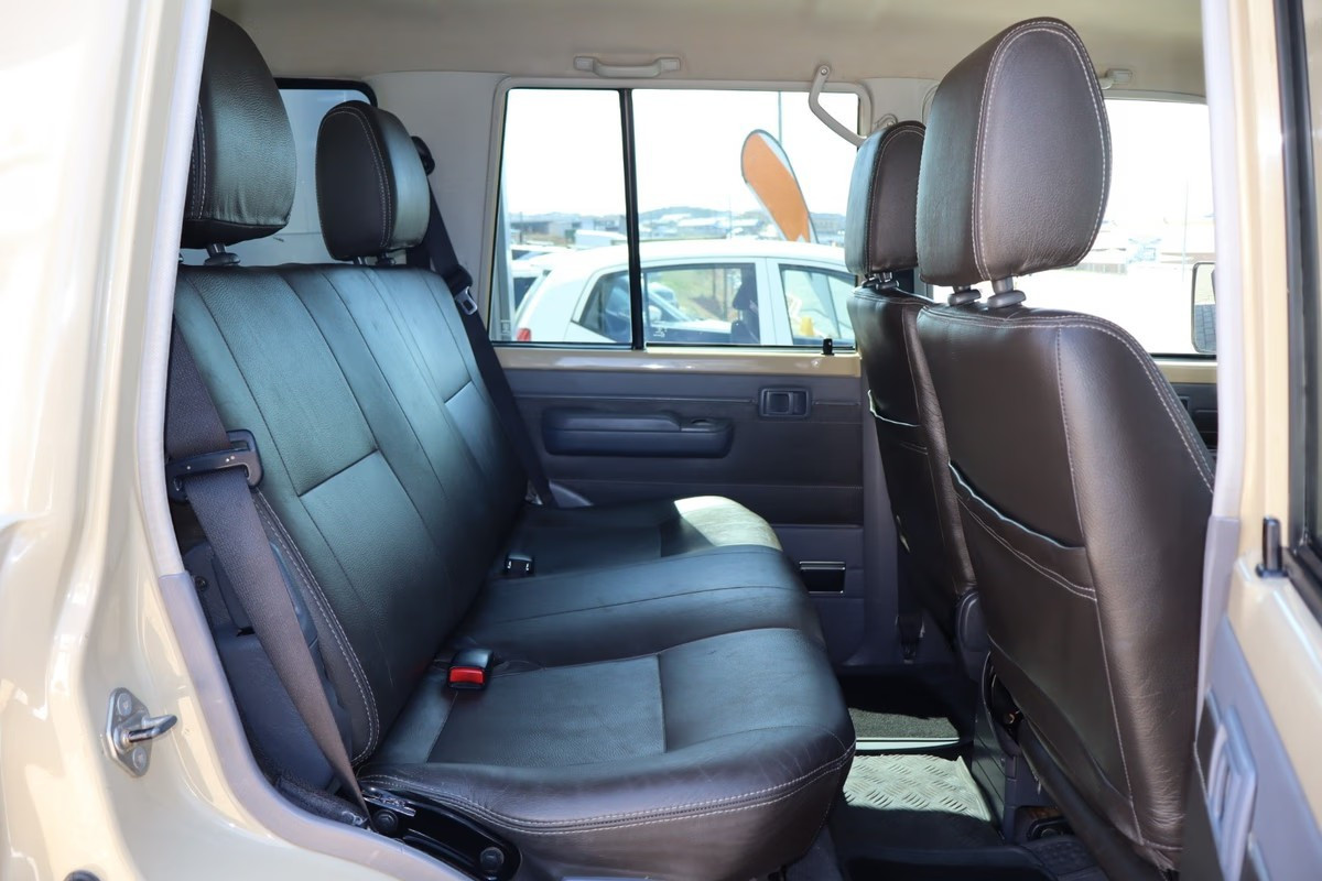 Toyota Land Cruiser 76 2015 (6)