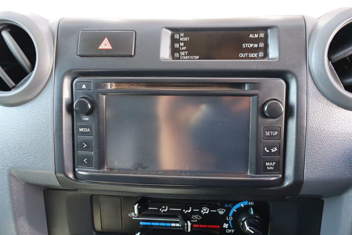 Toyota Land Cruiser 76 2015 (8)