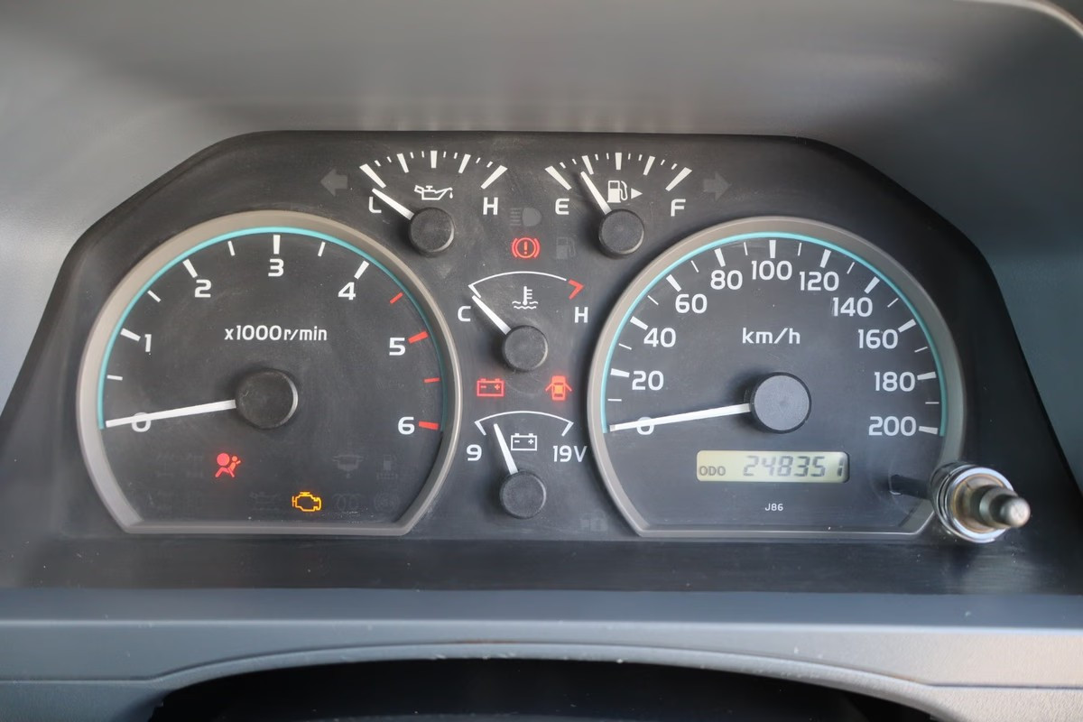Toyota Land Cruiser 76 2015 (10)
