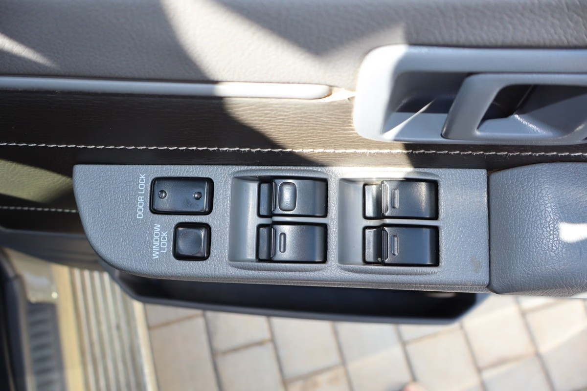 Toyota Land Cruiser 76 2015 (7)