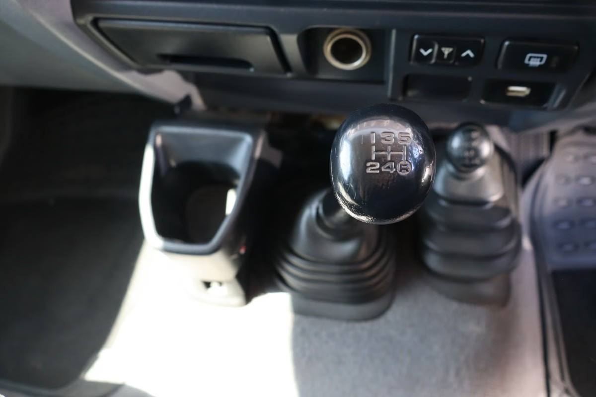 Toyota Land Cruiser 76 2015 (9)
