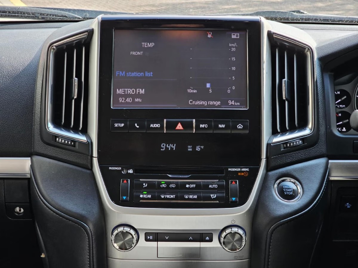 Toyota Land Cruiser 200 2016 (8)