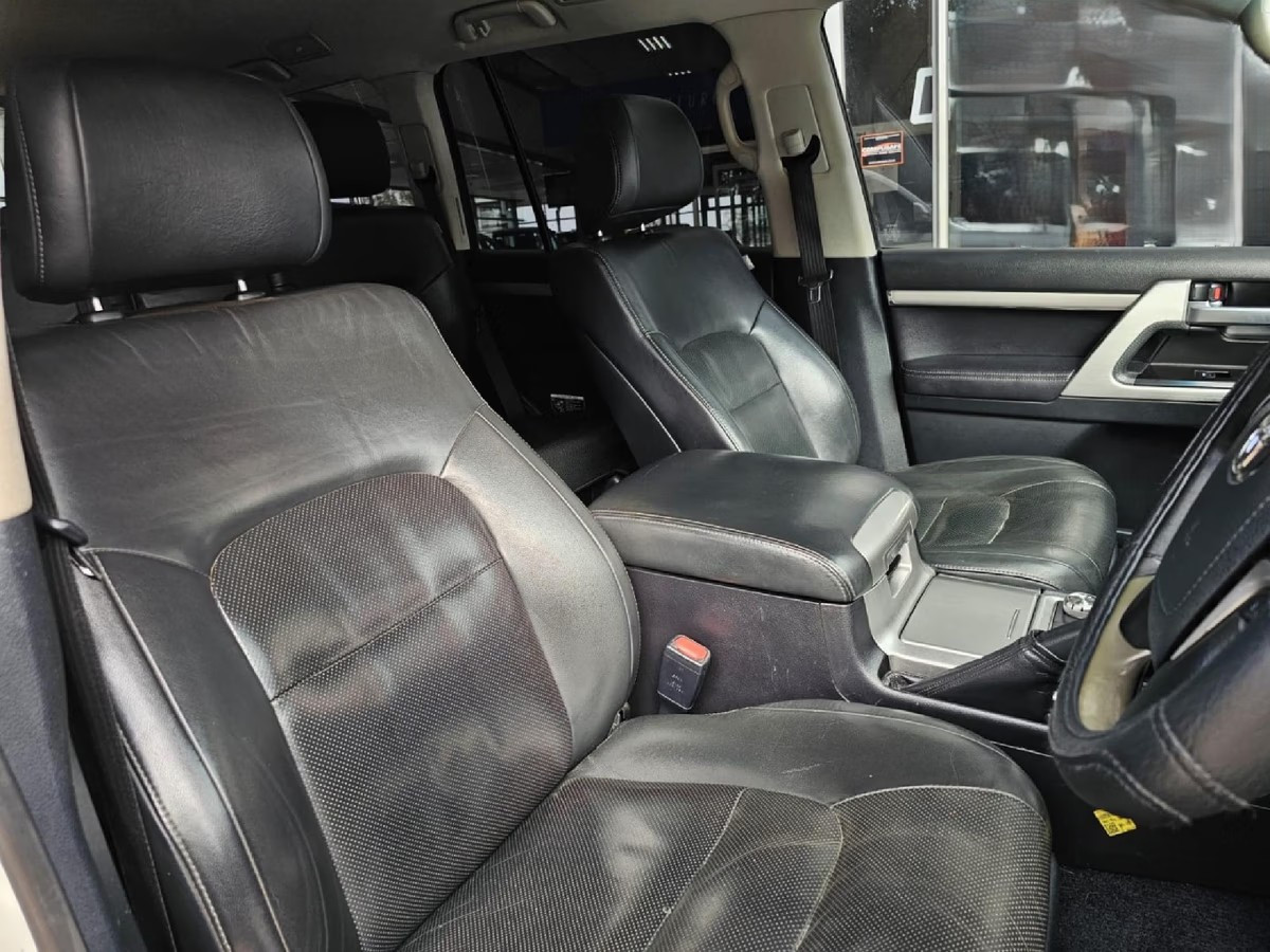 Toyota Land Cruiser 200 2016 (5)