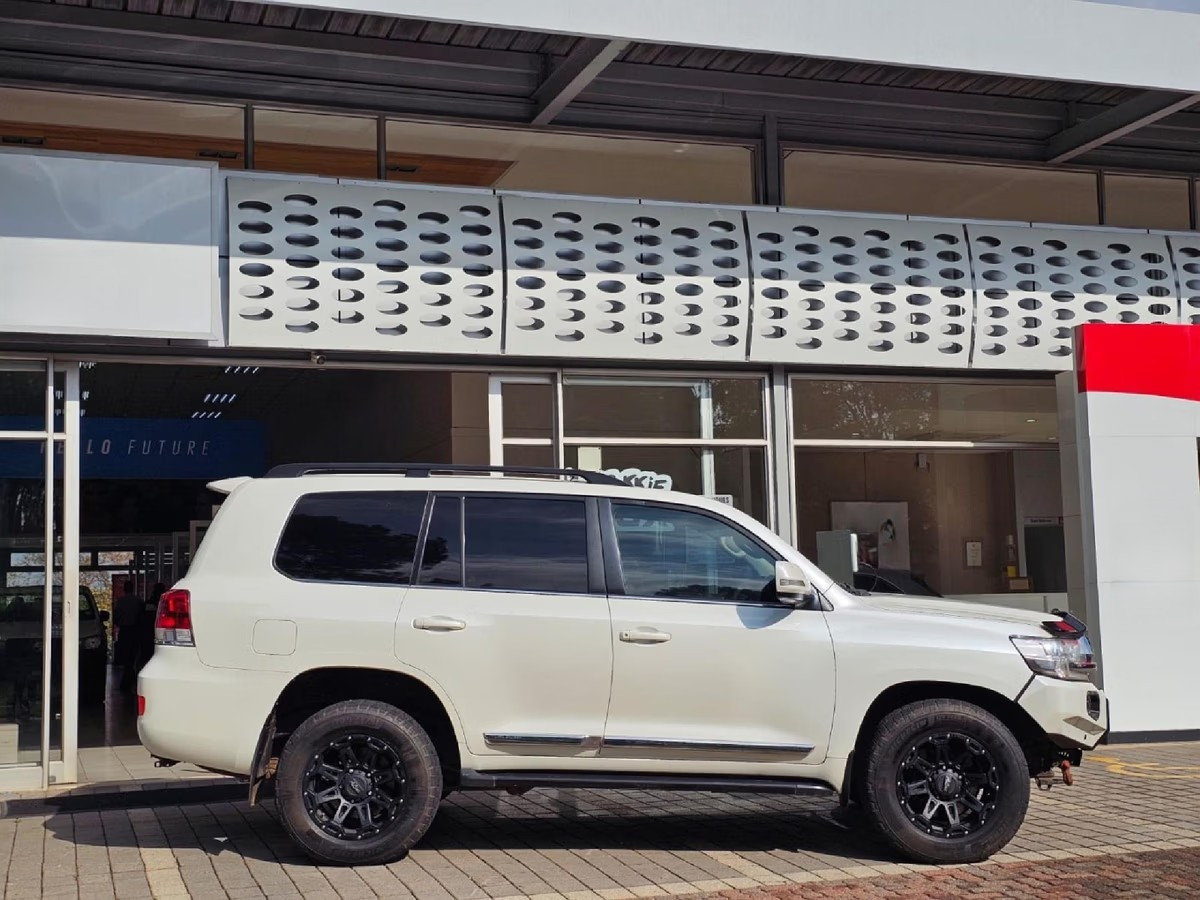 Toyota Land Cruiser 200 2016 (2)