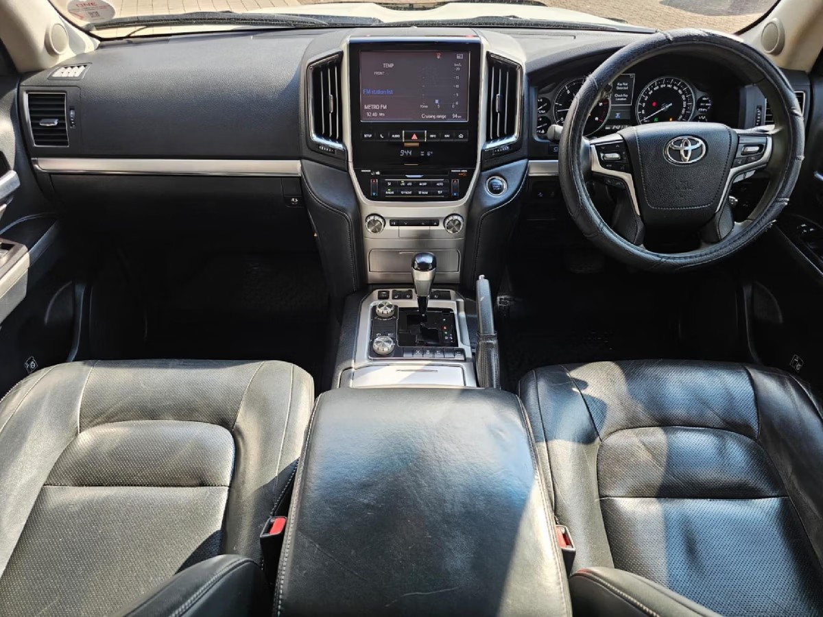 Toyota Land Cruiser 200 2016 (6)