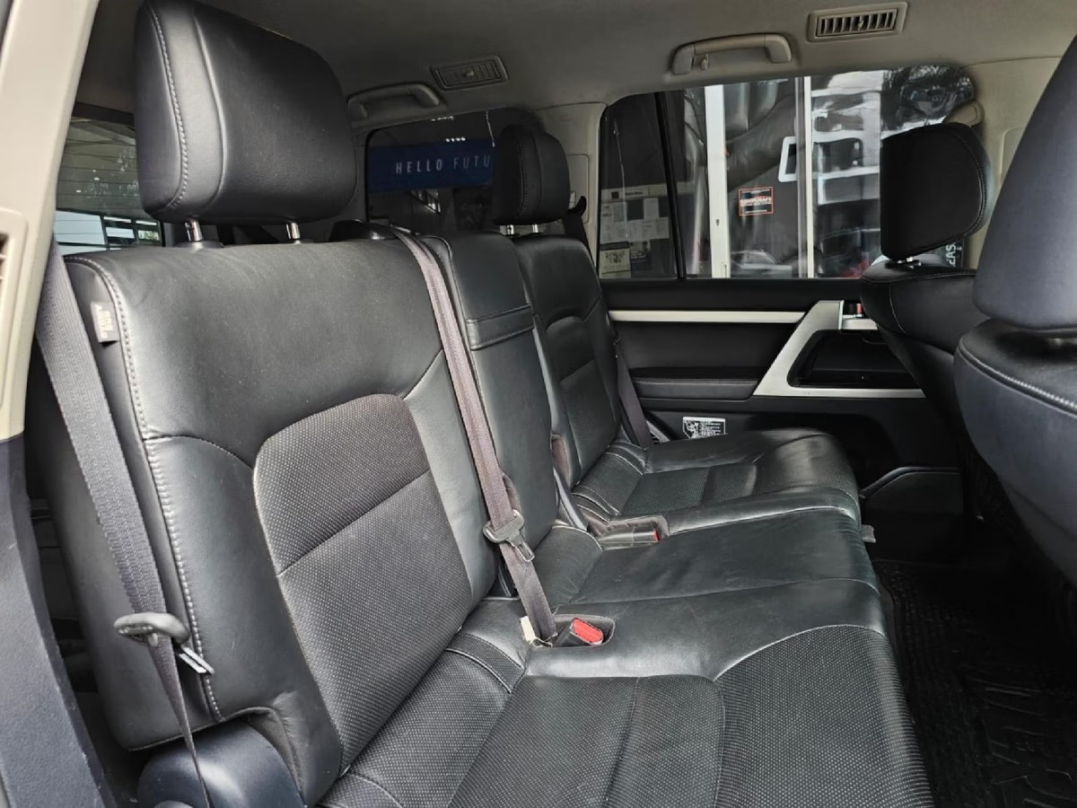 Toyota Land Cruiser 200 2016 (10)