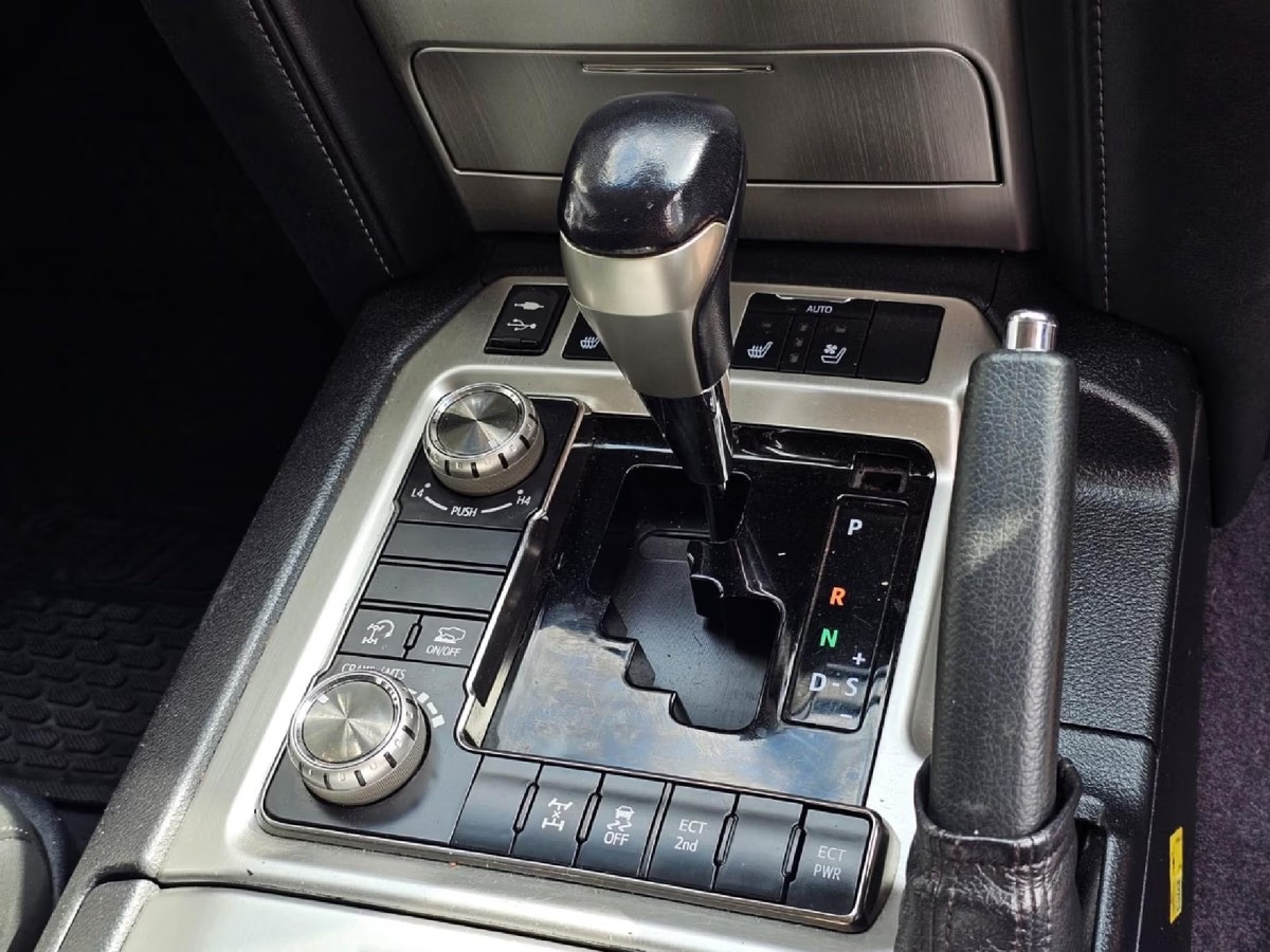 Toyota Land Cruiser 200 2016 (7)