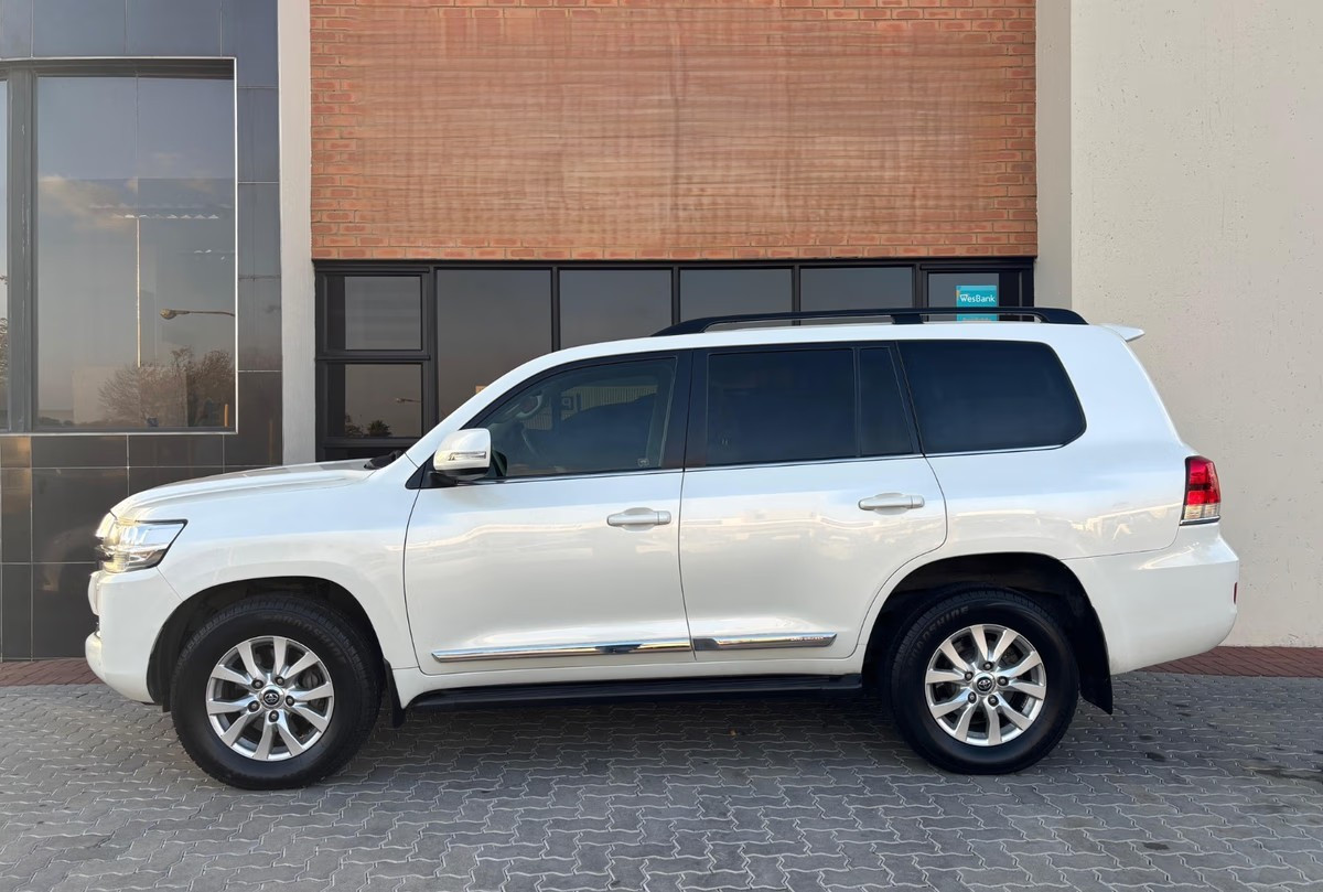 Toyota Land Cruiser 200 2018 (2)