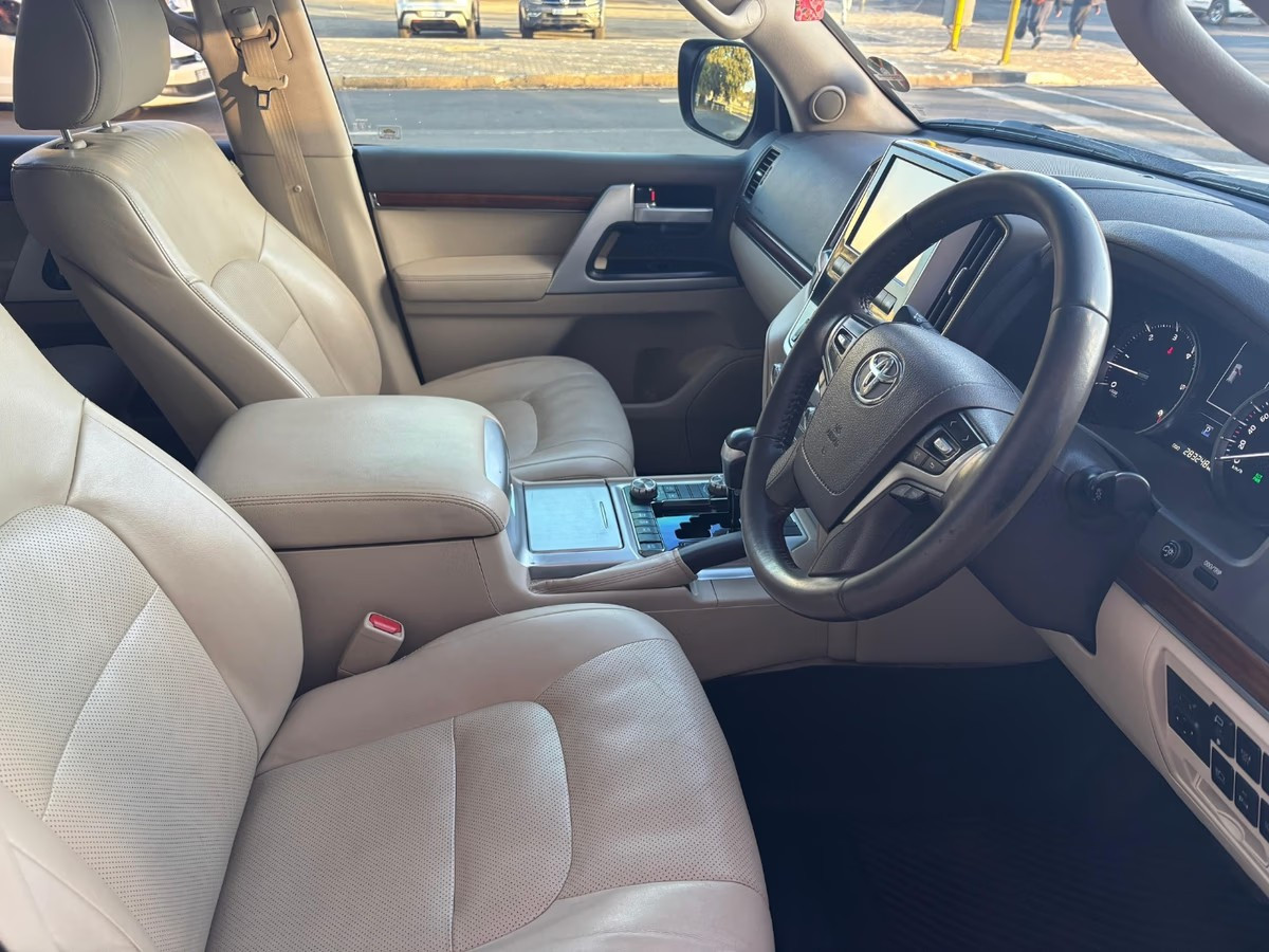 Toyota Land Cruiser 200 2018 (5)